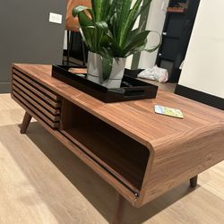 Coffee Table - Practically New - 15'' H X 39'' W X 23'' D