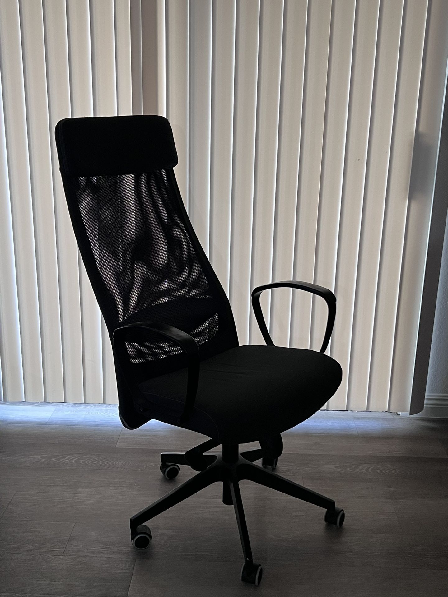 Modern Mesh Desk Chair w/ Headrest – Excellent Condition
