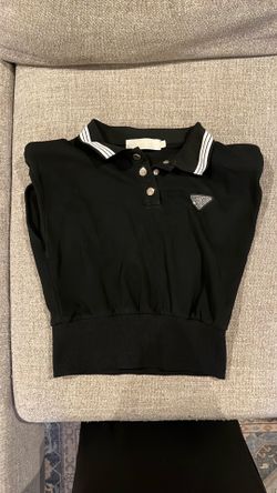Black tshirt.