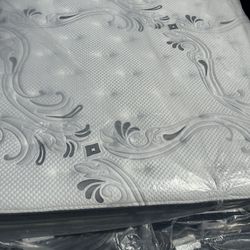 Beautyrest black king mattress and box spring 