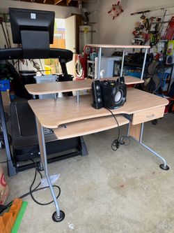 Oak desk $25 good condition