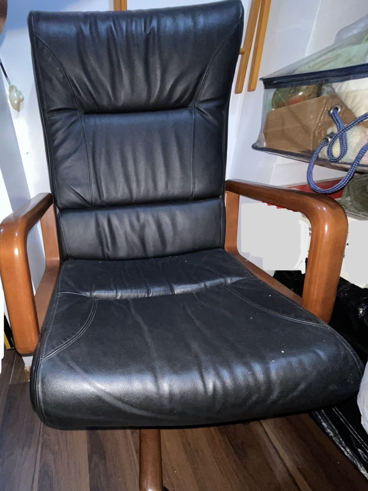 Leather Executive Chair Wooden arms & base