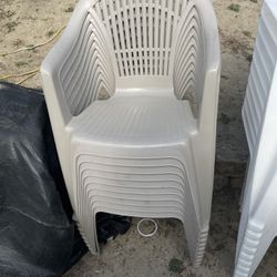 20 Plastic Chairs Like New 