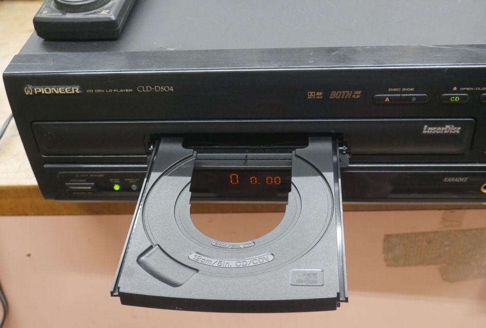 Pioneer Laser Disc Player CLD-D504 CD CDV LD Player W/ Remote. used. tested. in a good working order.