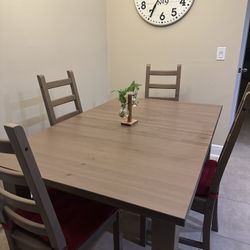 Luxurious Dining Table 
