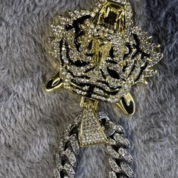 Mens new without tags blinged out tiger with blinged out silver chain.  