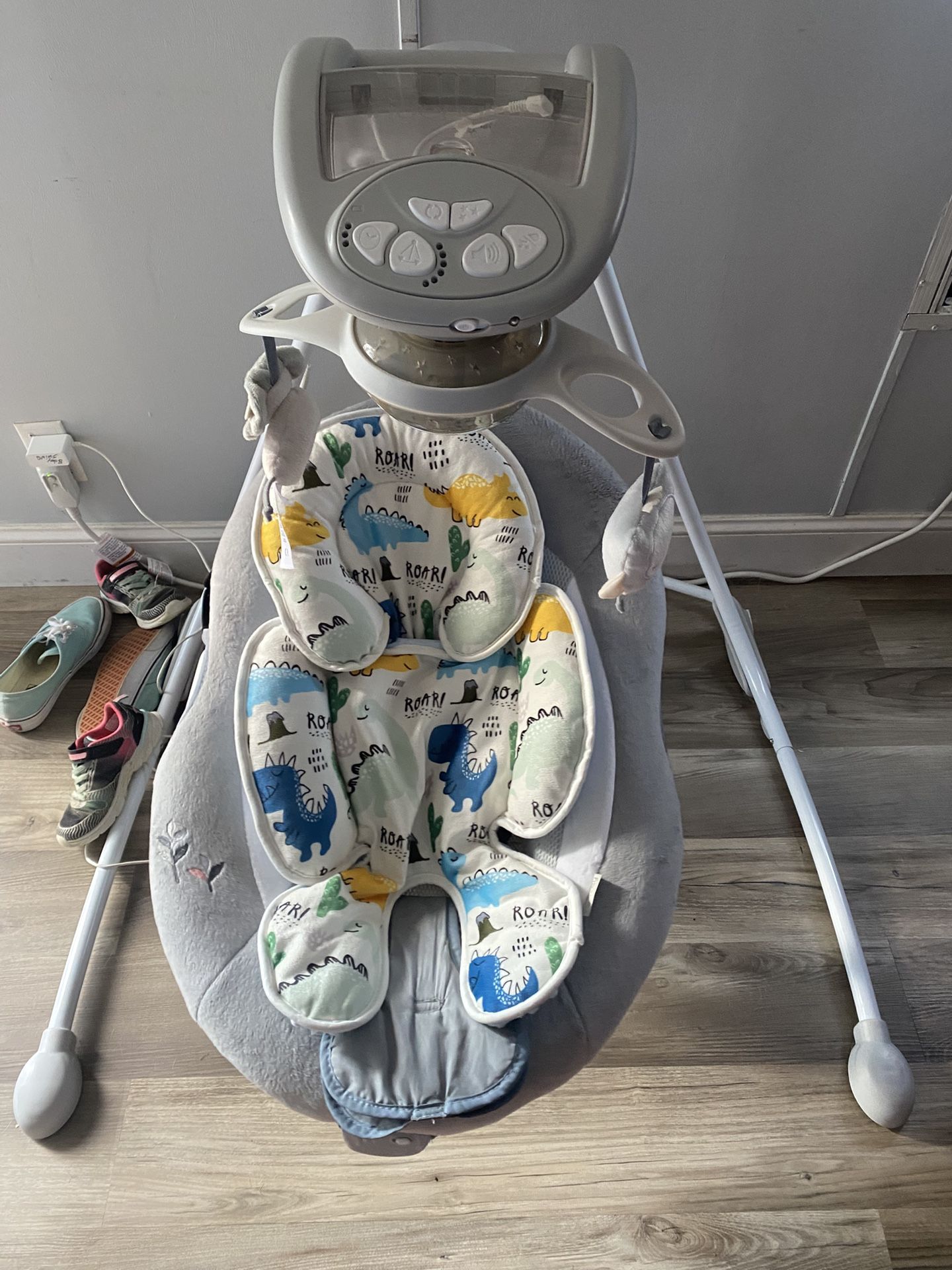 Delta Children Deluxe Soothing Dreams Bassinet & Ingenuity Swing