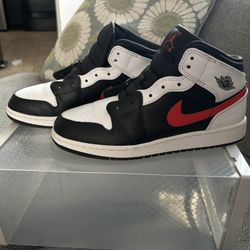 Jordan 1 Mid Black Chile 