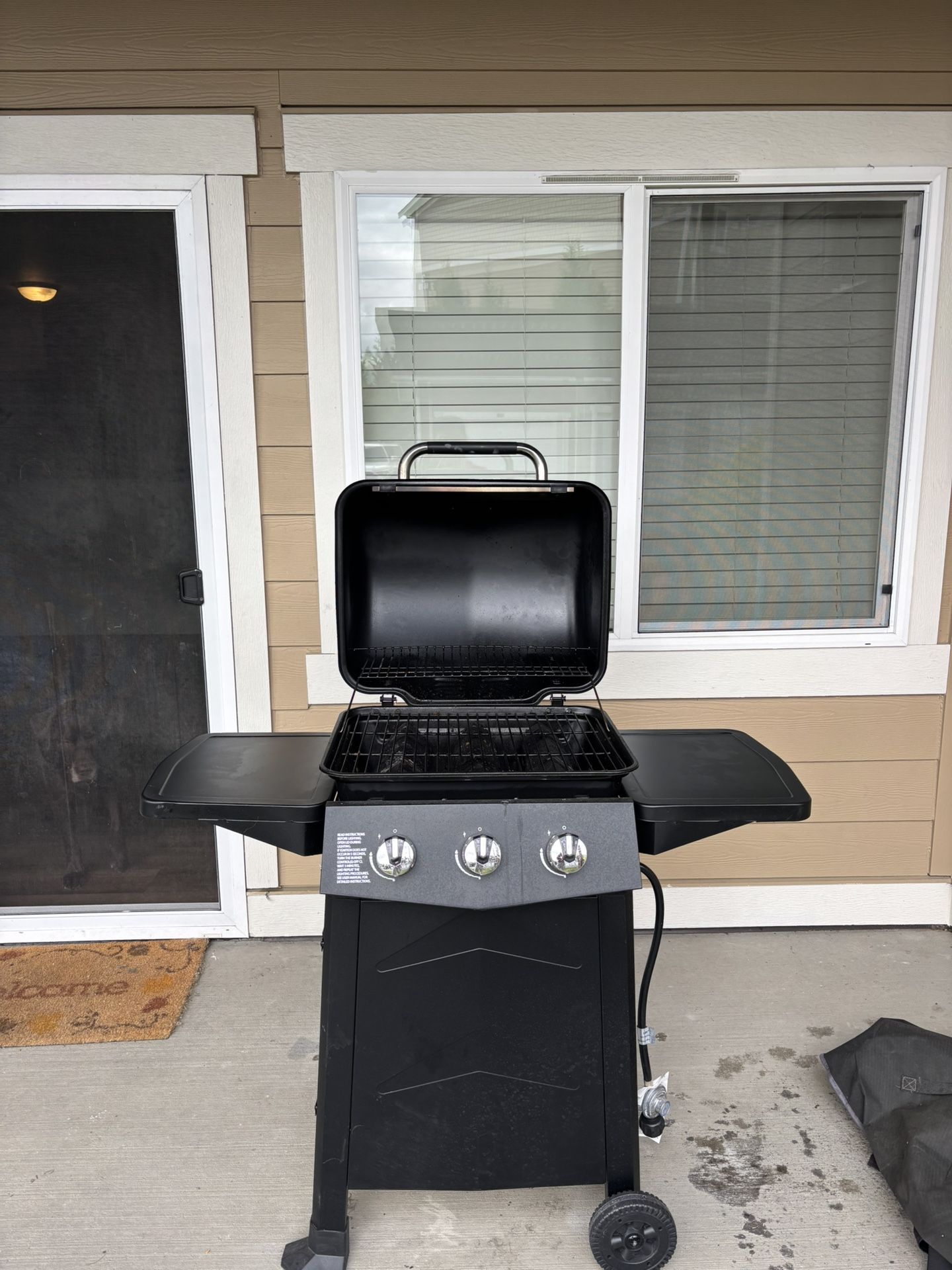 Dyna Glo grill + grill cover + propane tank