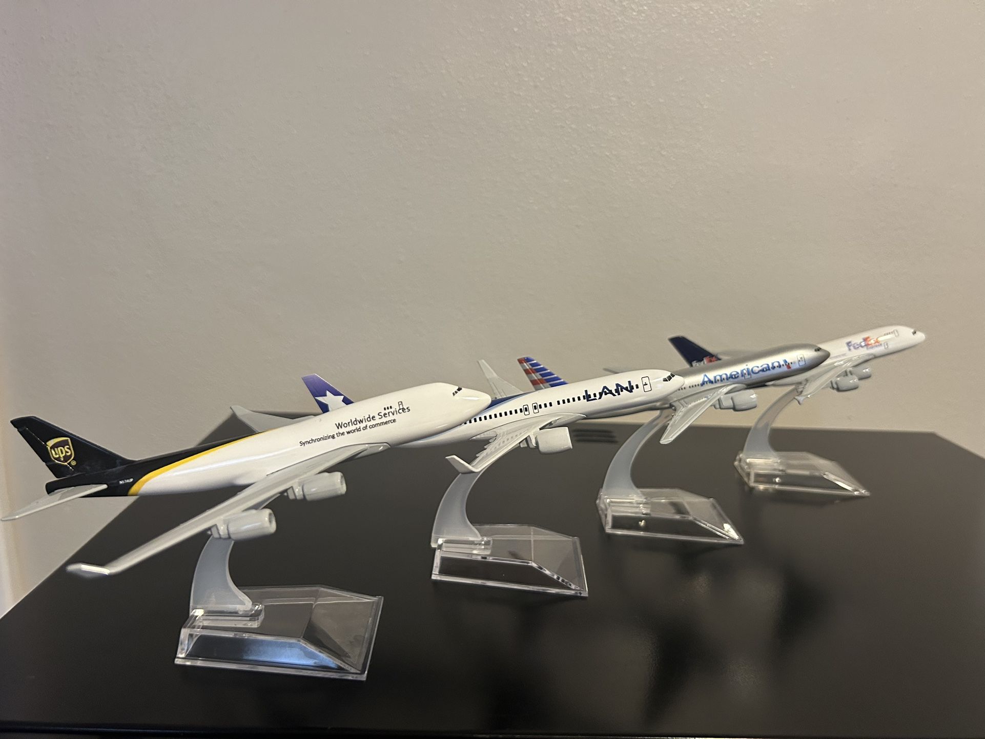 Aviones De UPS, FedEx, LAN y American Airlines. 16 cm. Escala 1:400.