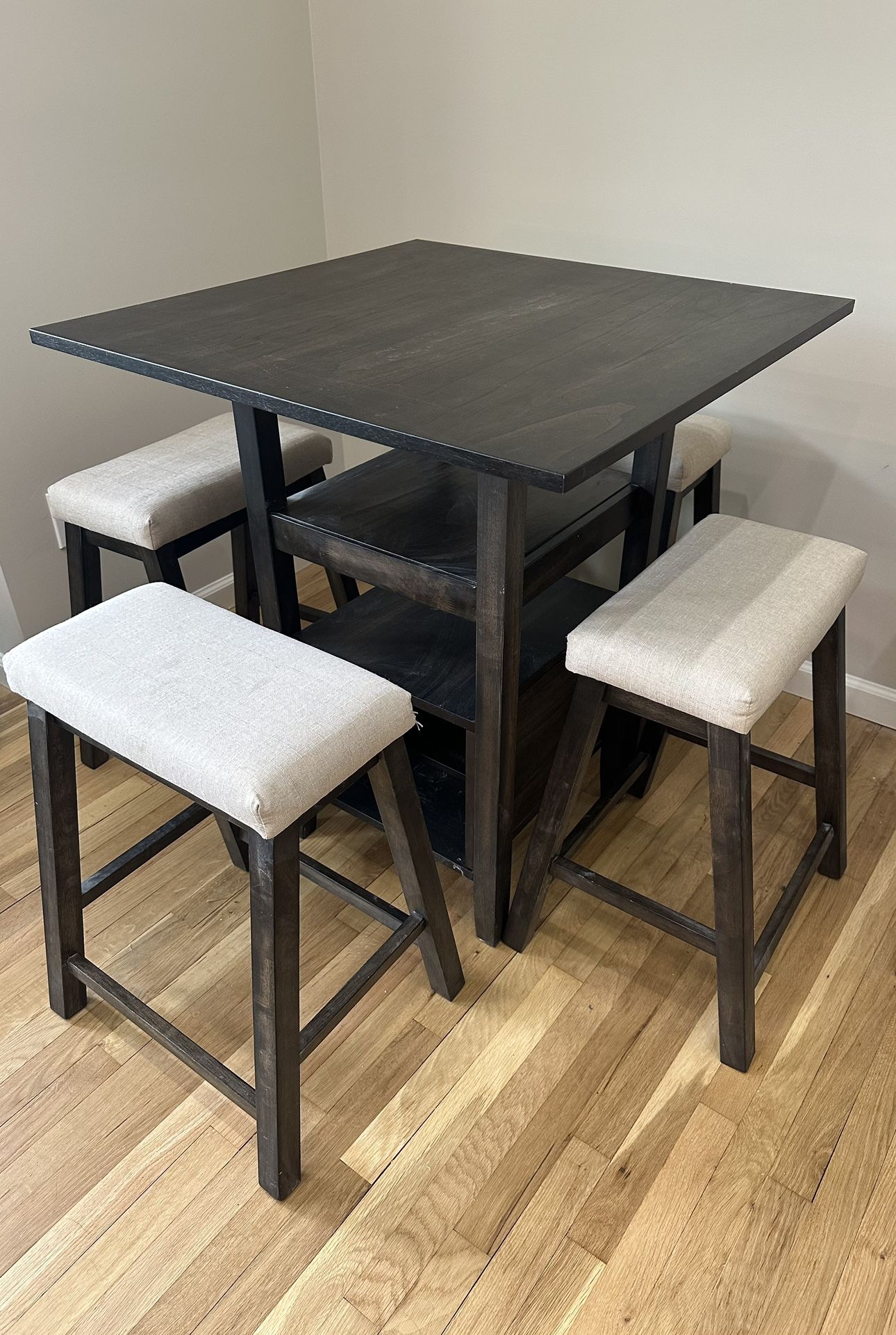Hightop Table with 4 Stools