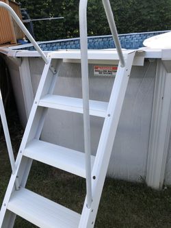Aluminum ladder for deck oh pool