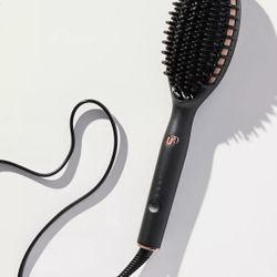 T3 Edge Heated Smoothing, Styling & Straightening Brush with Ion Generator New