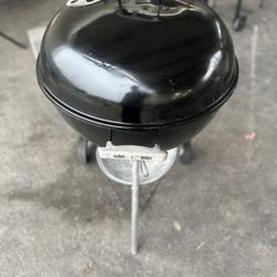 SUPER BEQUTIFUL WEBER GRILLE REALLY GOOD CONDITION