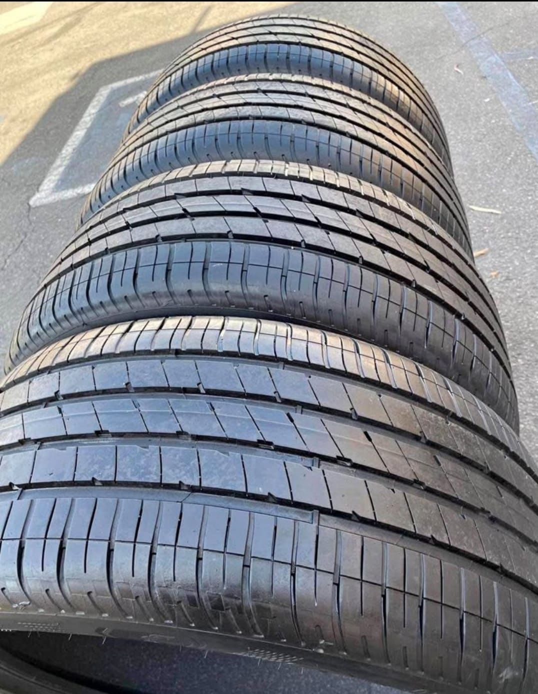255 40 20 Vendo Un Seth De Llantas De La Marca Goodyear