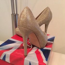 Brand New Gorgeous gold  Women 👠 shoes