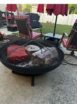 Outdoor Wood Burning Fire Pit with Spark Screen & Lift Tool