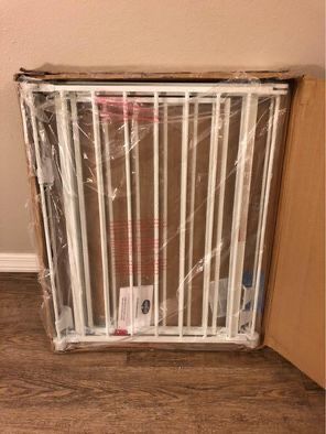 Baby Gate / Pet Gate - Fits openings up to 76”