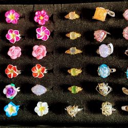 RINGS, BEAUTIFUL, Lot Of 36(Blk. case not included)
