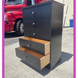 5 drawers dresser/ Five drawers dresser