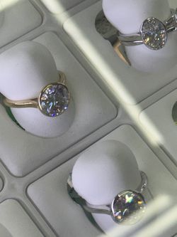 14 karat gold with 2ct excellent clarity VS1 Lab grown diamond ring $1800