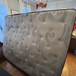 Queen Mattress + Box Spring + Metal Frame – Excellent Condition!