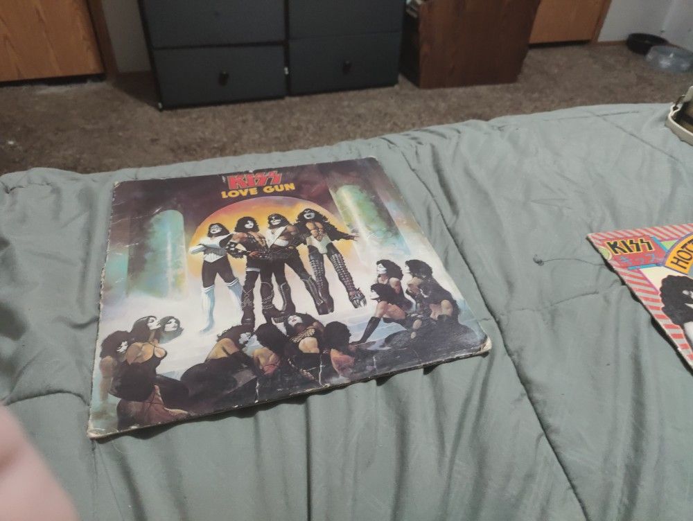 KISS RECORD LOVE GUN