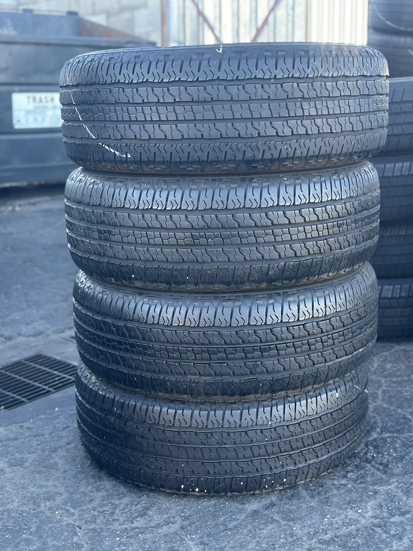 SET OF TIRE 275 65 18 GOODYEAR 85% LIFE