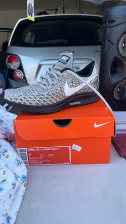 Women’s Nike legend react, size 7
