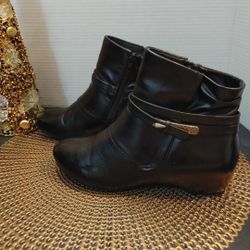 Yuu Scarlet Ankle Boots Size 8M