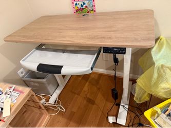 Height adjustable computer table