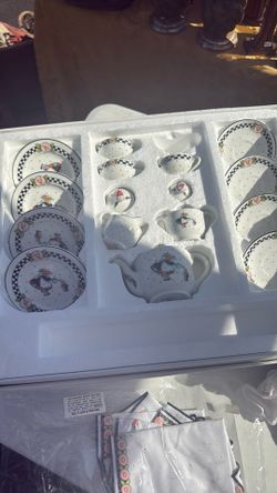 VINTAGE 1990'S - Mary Englebright -17 Piece Toy Tea Set - LIKE NEW