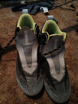 Mens Size 10 Under armor Football Cleats