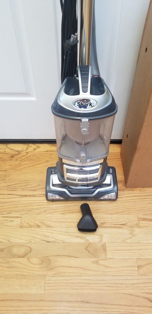 NEW cond SHARK NAVIGATOR VACUUM WITH COMPLETE ATTACHMENTS. , AMAZING POWER SUCTION , WORKS EXCELLENT. , IN THE BOX
