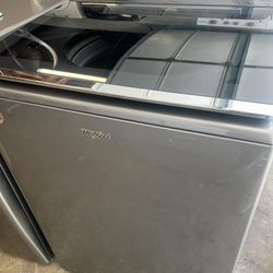 Like New Whirlpool Large Capacity Top Load Washer With Removable Agitator In Chrome Shadow 