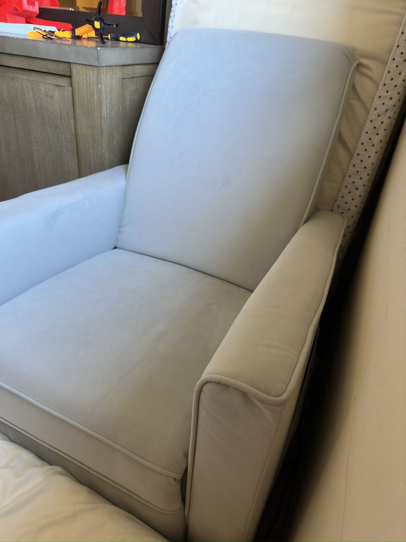 Rocking nursery chair 