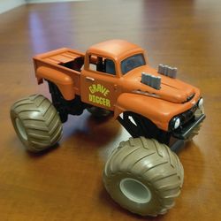 WOW Gravedigger by Hot wheels 1:24 Scale Diecast very clean great condition