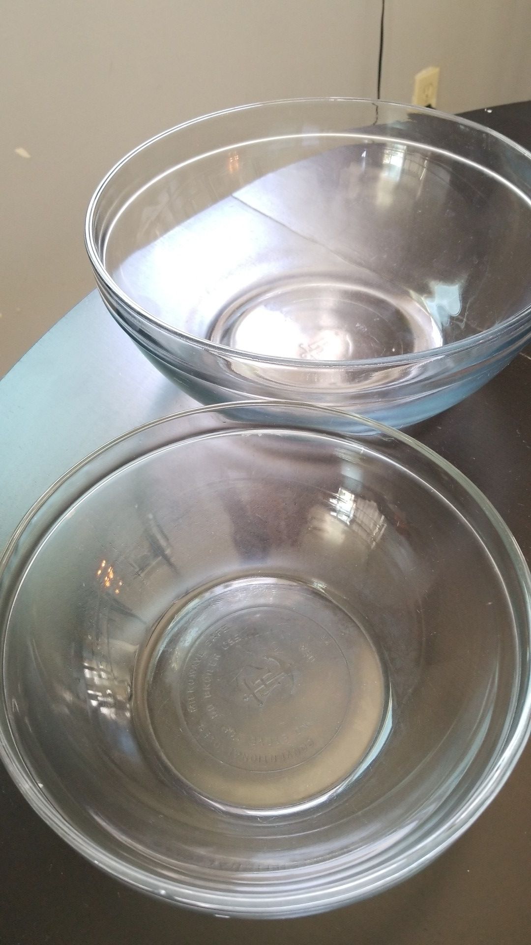 Set of 2 plain glass mixing bowls and glass stand