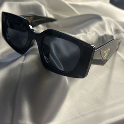 Designer Sunglasses With Box And Original Case