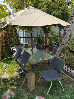 Patio table w/six chairs & Umbrela