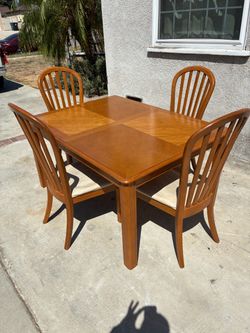 Delivery Available / Stanley furniture Dinning table