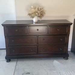 Dresser, with 7 drawers 