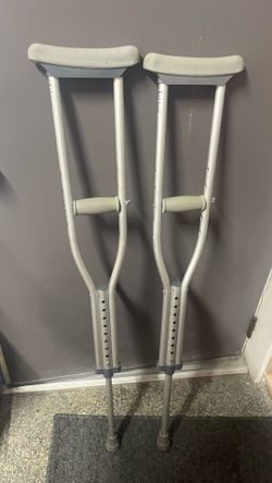 Youth 🩼🩼 Crutches Adjustable Heights between 4'6" and 5'2" tall