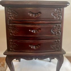 2 Night Stands Or End Tables With Embossed Wood And Cabriolet Legs