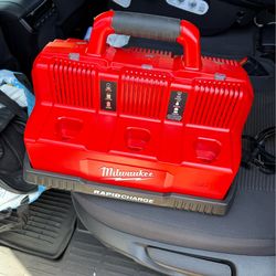 Cargador Milwaukee
