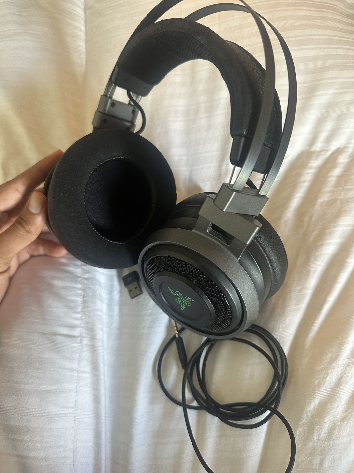 Razer Nari Ultimate Wireless 7.1 Surround Sound Gaming Headset: THX Audio & Haptic Feedback - Auto-Adjust Headband - Chroma RGB - Retractable Mic - Fo