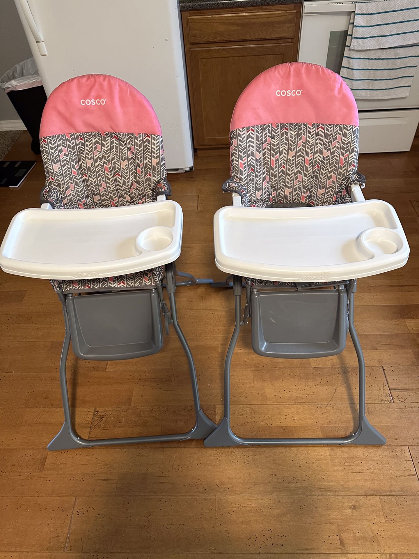 HIGHCHAIR FOLDABLE DOWN TO ABLUT 2FEET
