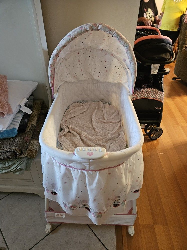 Minnie Mouse Bassinet