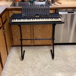 Yamaha PSR-82 Keyboard With Stand