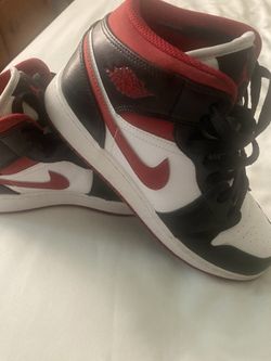 Nike Air Black And Red 6.5 Men’s 81/2 Women